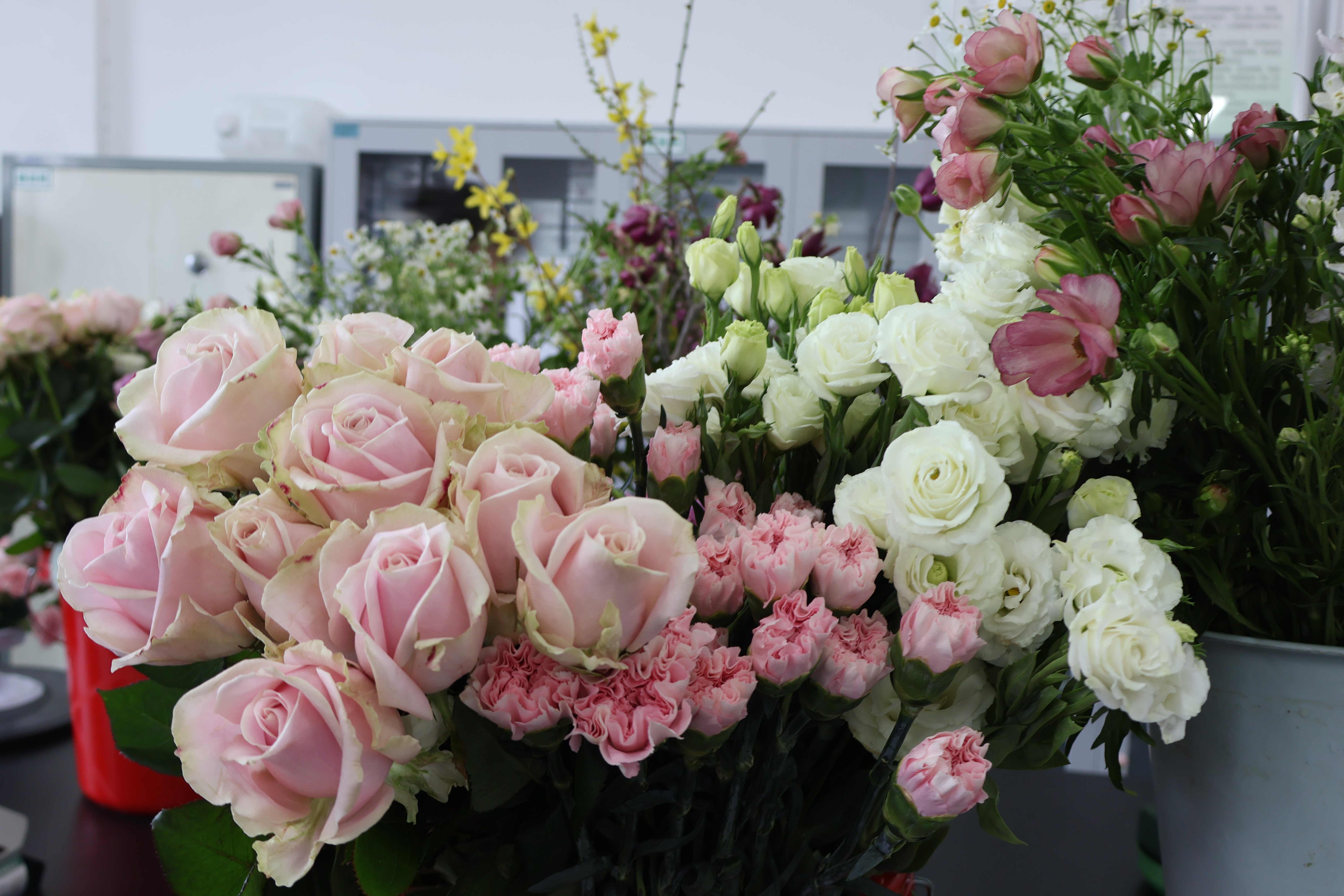 公司组织开展“花艺传情 致敬巾帼”插花品鉴活动