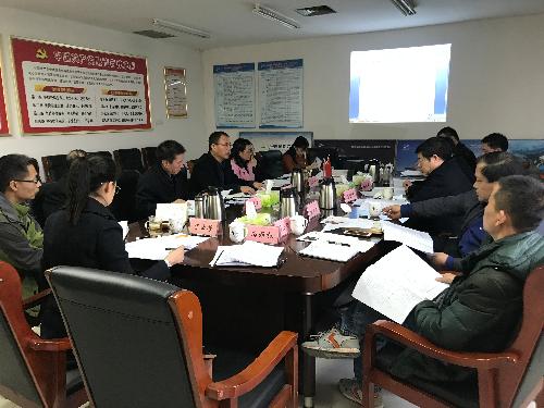 图为杨凌城投公司党组书记霍军介绍开展特色党建工作情况